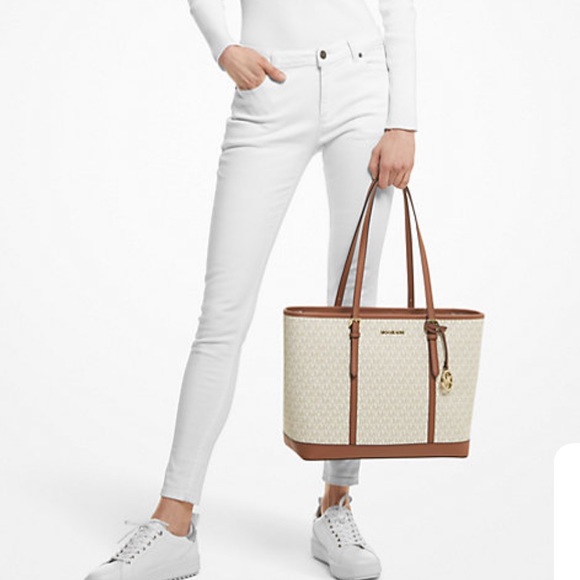 MICHAEL KORS VANILLA SIGNATURE COLOR 
Jet Set Travel Large Logo Tote Bag - Picture 2 of 16